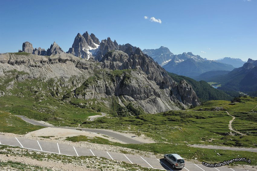 020 Cadini di Misurina - sullo sfondo il Lago di Misurina.JPG